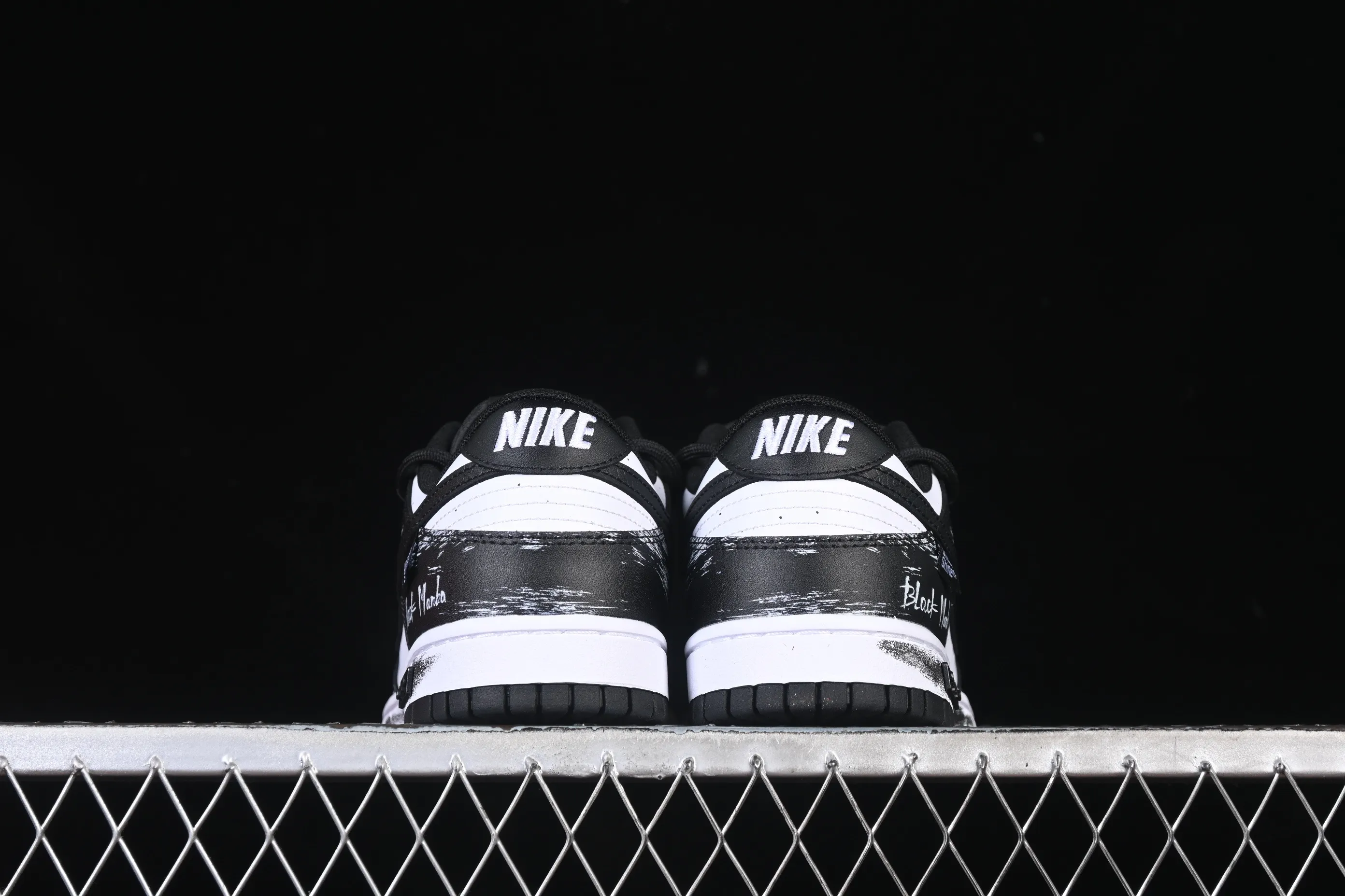 All categories Nk SB Dunk Series Nk SB Dunk Low High-end customized low-top sneakers Nike SB Dunk Low Punk style black and white straps High-end customized low-top casual sneakers DD1391-100